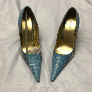 Snake skin turquoise heels